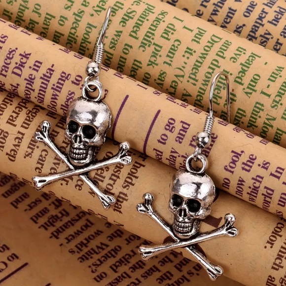 ⚡️4/$20⚡️Silver Skull and Crossbones Earrings - Picture 4 of 4